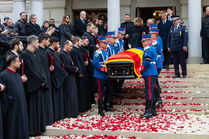 Με στρατιωτικές τιμές η κηδεία του Μιρτσέα Λουτσέσκου: «Ελπίζω να είσαι υπερήφανος για εμένα» είπε συγκινημένος ο Ραζβάν στον επικήδειο