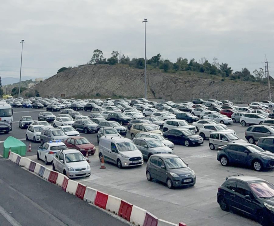 Καθυστερήσεις στην Αθηνών - Κορίνθου μέχρι την Κινέτα, ουρές στα διόδια της Ελευσίνας, δείτε live την κίνηση στους δρόμους