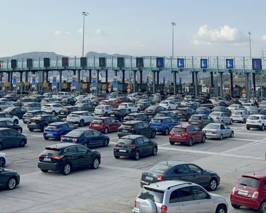 Καθυστερήσεις στην Αθηνών - Κορίνθου μέχρι την Κινέτα, ουρές στα διόδια της Ελευσίνας, δείτε live την κίνηση στους δρόμους