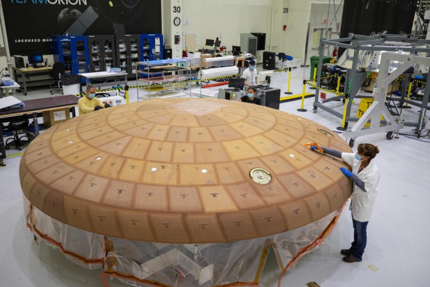 Αντίστροφη μέτρηση για την πιο κρίσιμη στιγμή της Artemis II: Η «ασπίδα» της NASA και η επιστροφή στη Γη με τεράστια ταχύτητα σε ακραία θερμοκρασία