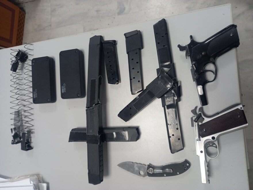 Χανιά: 68χρονος έφτασε στο αεροδρόμιο κρύβοντας όπλα, κοσμήματα και σχεδόν 30.000€ 