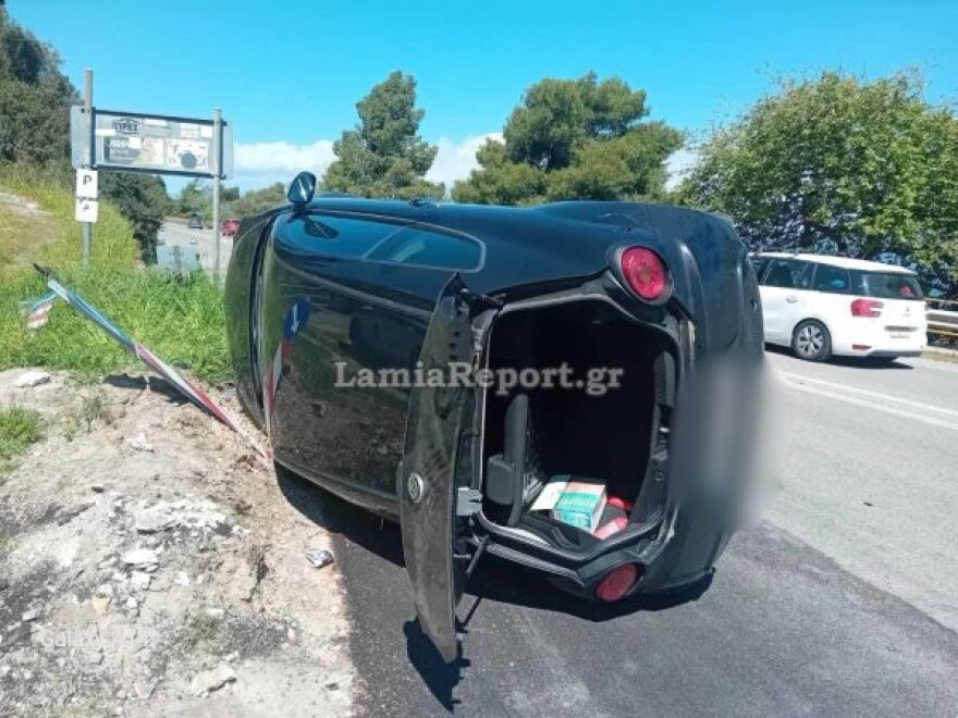 Φθιώτιδα: Σοβαρό τροχαίο στον παραλιακό δρόμο του Αγίου Κωνσταντίνου, αναποδογύρισε ΙΧ