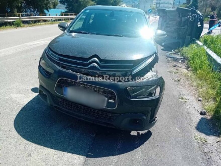 Φθιώτιδα: Σοβαρό τροχαίο στον παραλιακό δρόμο του Αγίου Κωνσταντίνου, αναποδογύρισε ΙΧ