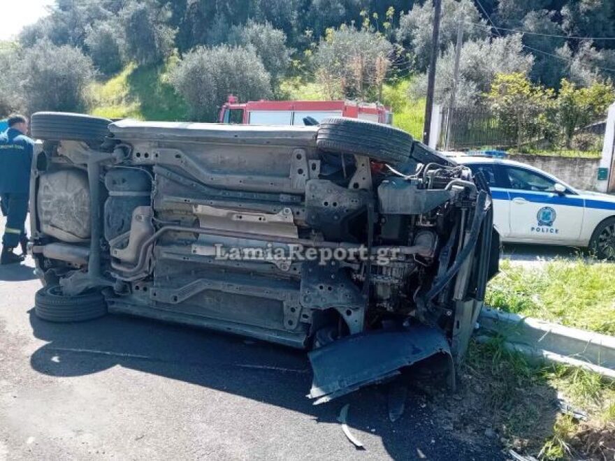 Φθιώτιδα: Σοβαρό τροχαίο στον παραλιακό δρόμο του Αγίου Κωνσταντίνου, αναποδογύρισε ΙΧ