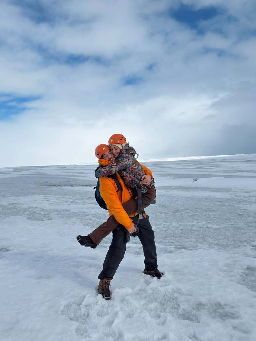 Η Ευγενία Σαμαρά συνεχίζει τις διακοπές της στην Ισλανδία: Φωτογραφήθηκε ανάμεσα σε παγετώνες