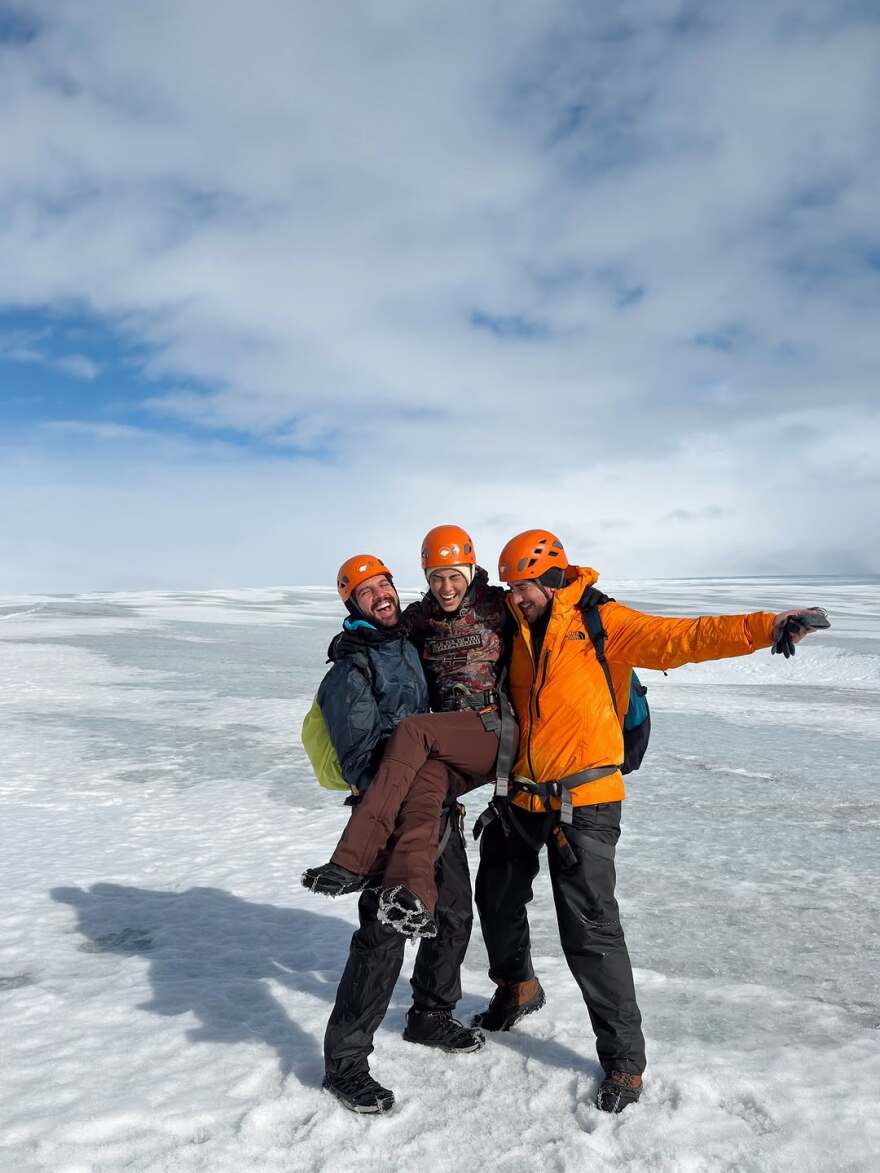 Η Ευγενία Σαμαρά συνεχίζει τις διακοπές της στην Ισλανδία: Φωτογραφήθηκε ανάμεσα σε παγετώνες