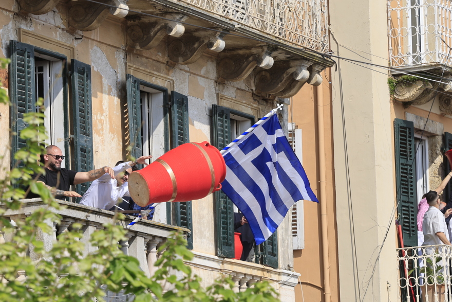 Κέρκυρα: Οι «Μπότηδες» έστειλαν το μήνυμα της πρώτης Ανάστασης, δείτε live 