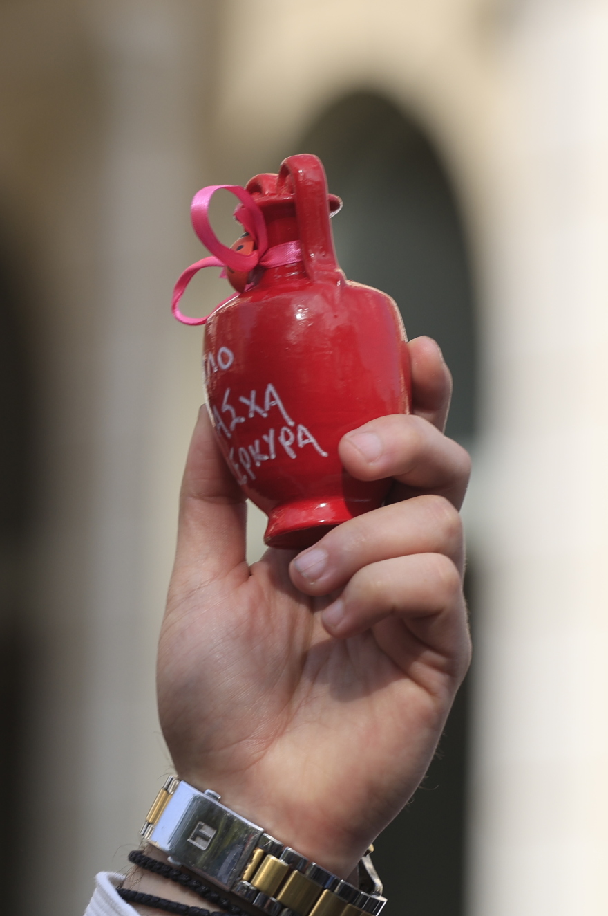 Κέρκυρα: Οι «Μπότηδες» έστειλαν το μήνυμα της πρώτης Ανάστασης, δείτε live 