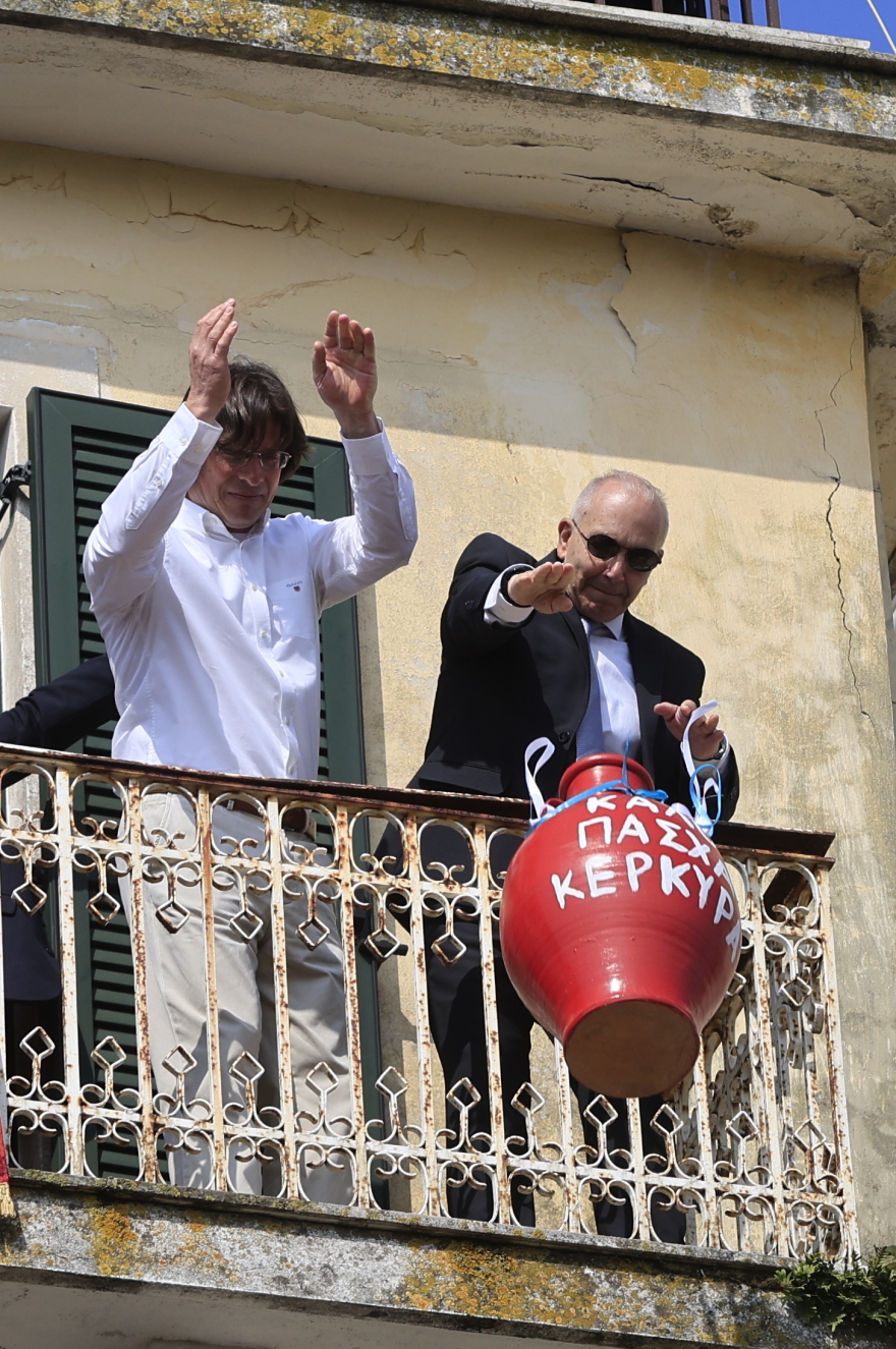 Κέρκυρα: Οι «Μπότηδες» έστειλαν το μήνυμα της πρώτης Ανάστασης, δείτε εικόνες και βίντεο