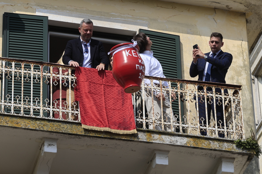 Κέρκυρα: Οι «Μπότηδες» έστειλαν το μήνυμα της πρώτης Ανάστασης, δείτε εικόνες και βίντεο