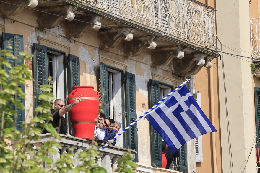 Κέρκυρα: Οι «Μπότηδες» έστειλαν το μήνυμα της πρώτης Ανάστασης, δείτε εικόνες και βίντεο