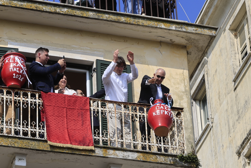 Κέρκυρα: Οι «Μπότηδες» έστειλαν το μήνυμα της πρώτης Ανάστασης, δείτε εικόνες και βίντεο