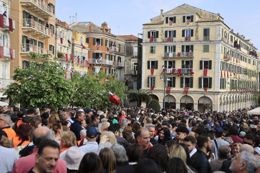 Κέρκυρα: Οι «Μπότηδες» έστειλαν το μήνυμα της πρώτης Ανάστασης, δείτε εικόνες και βίντεο