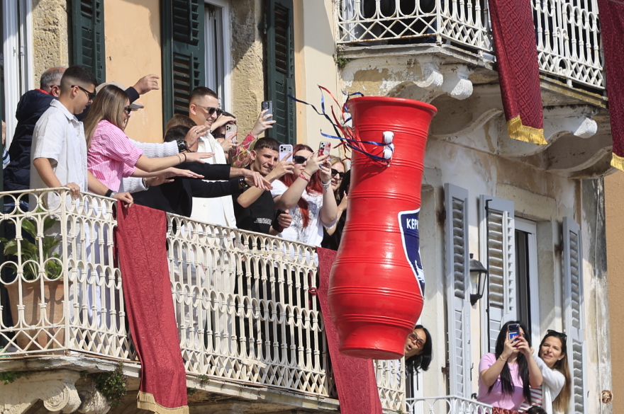 Κέρκυρα: Οι «Μπότηδες» έστειλαν το μήνυμα της πρώτης Ανάστασης, δείτε live 