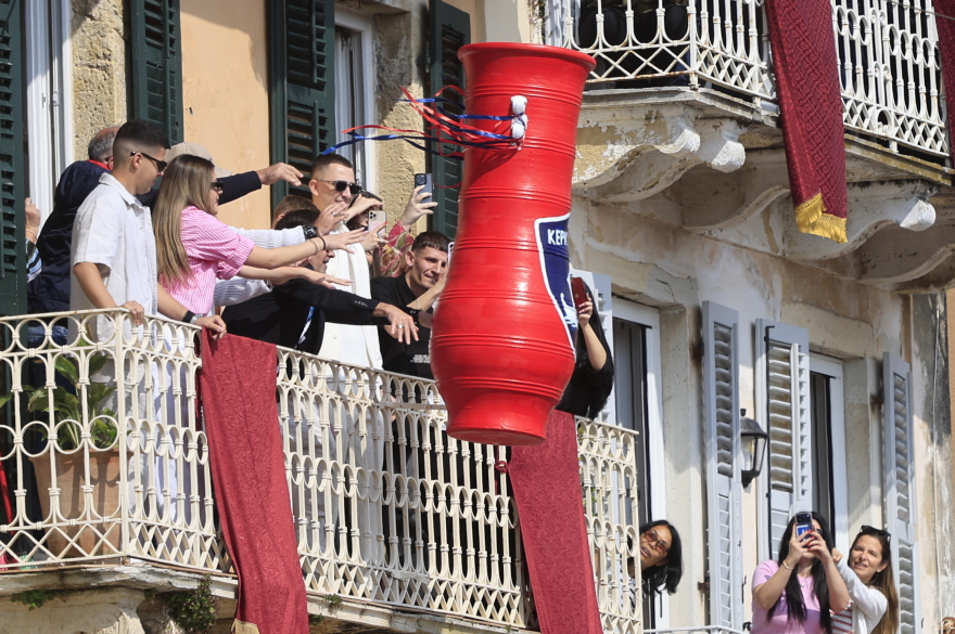 Κέρκυρα: Οι «Μπότηδες» έστειλαν το μήνυμα της πρώτης Ανάστασης, δείτε εικόνες και βίντεο