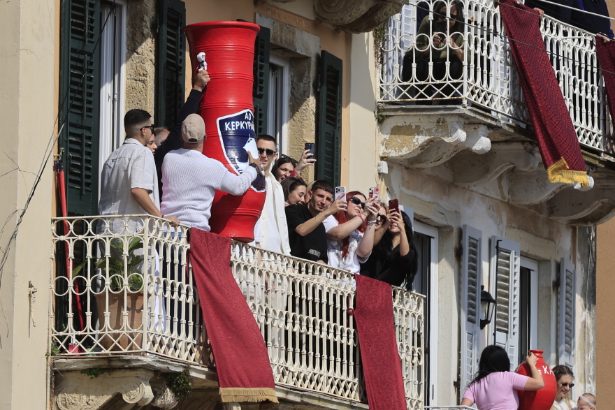 Κέρκυρα: Οι «Μπότηδες» έστειλαν το μήνυμα της πρώτης Ανάστασης, δείτε εικόνες και βίντεο