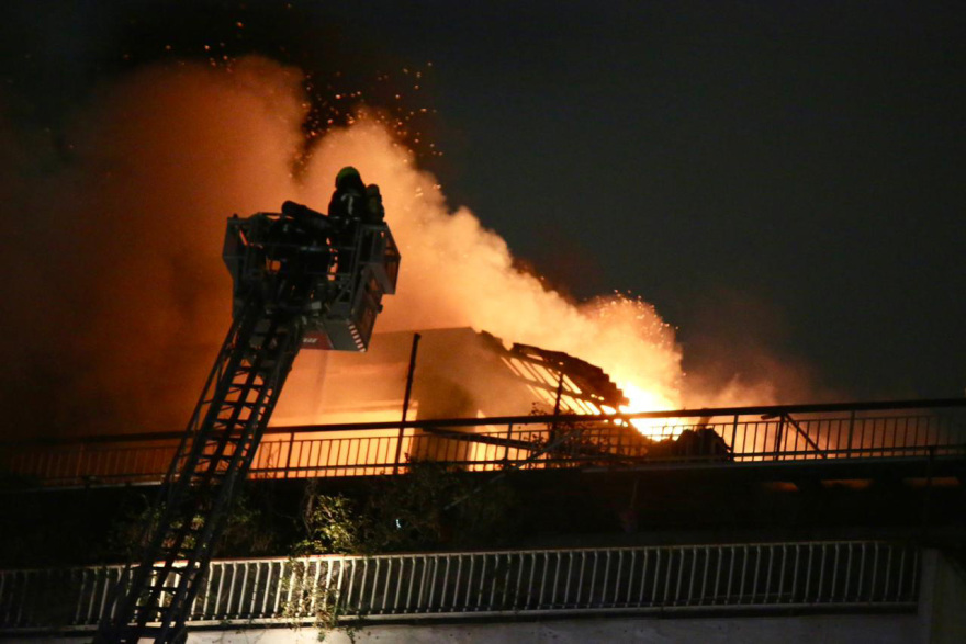 Φωτιά σε διαμέρισμα στη Νέα Σμύρνη, δείτε βίντεο