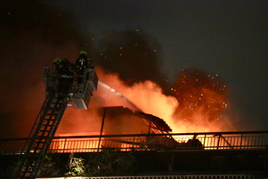 Φωτιά σε διαμέρισμα στη Νέα Σμύρνη, δείτε βίντεο