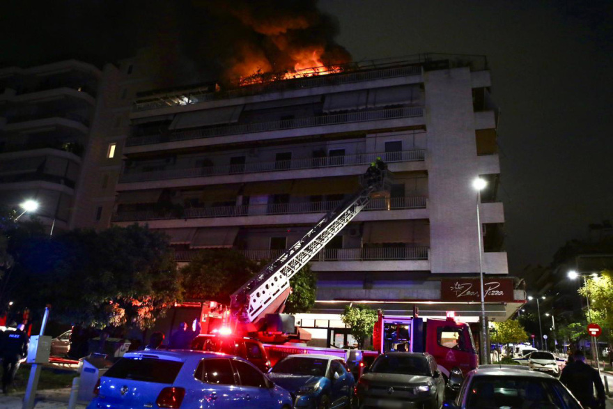 Φωτιά σε διαμέρισμα στη Νέα Σμύρνη, δείτε βίντεο