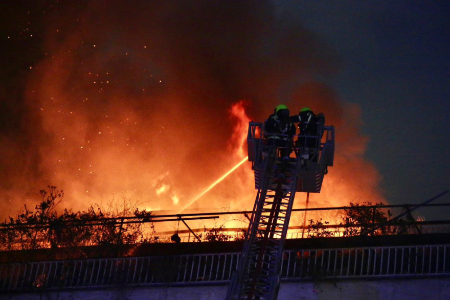 Φωτιά σε διαμέρισμα στη Νέα Σμύρνη, δείτε βίντεο