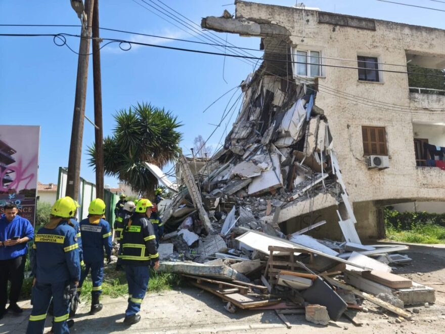 Κατέρρευσε διώροφη πολυκατοικία στην Κύπρο, φόβοι για εγκλωβισμένους - Δείτε φωτογραφίες