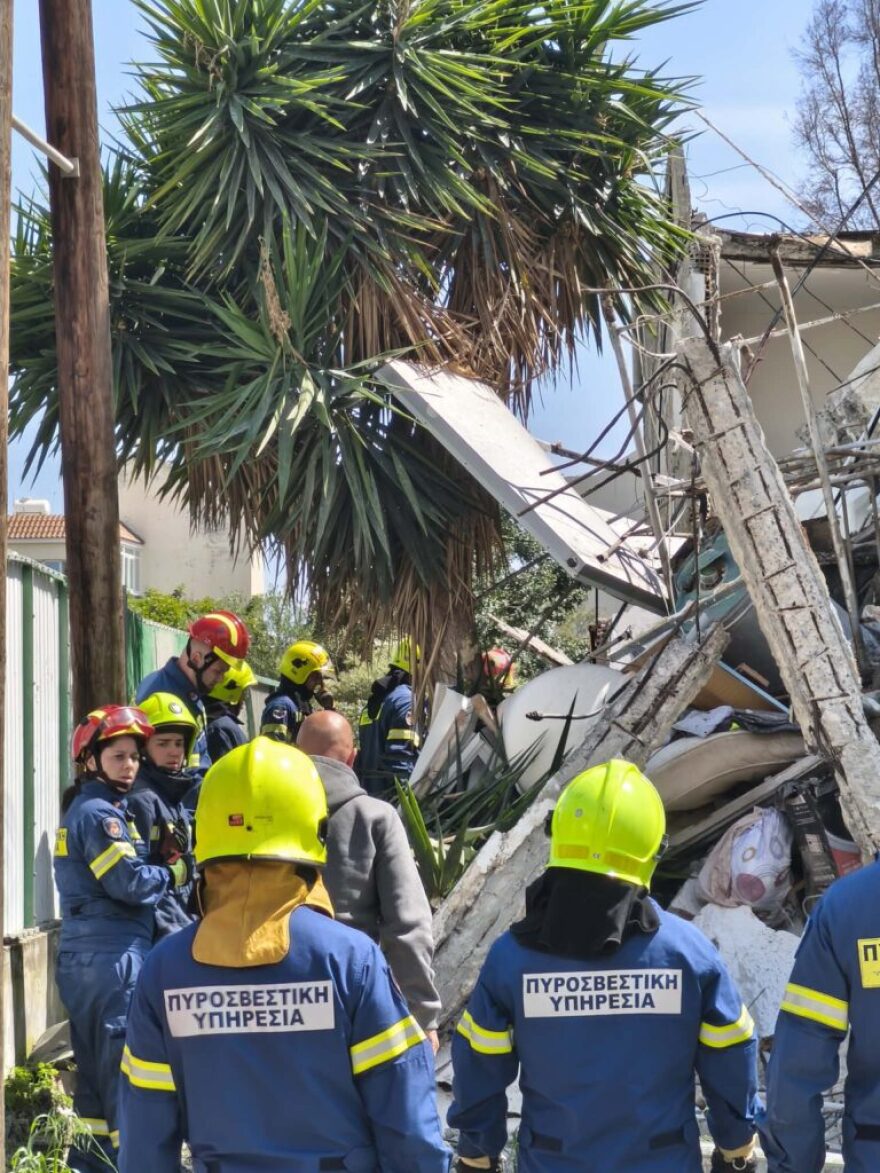 Κατέρρευσε διώροφη πολυκατοικία στην Κύπρο, φόβοι για εγκλωβισμένους - Δείτε φωτογραφίες