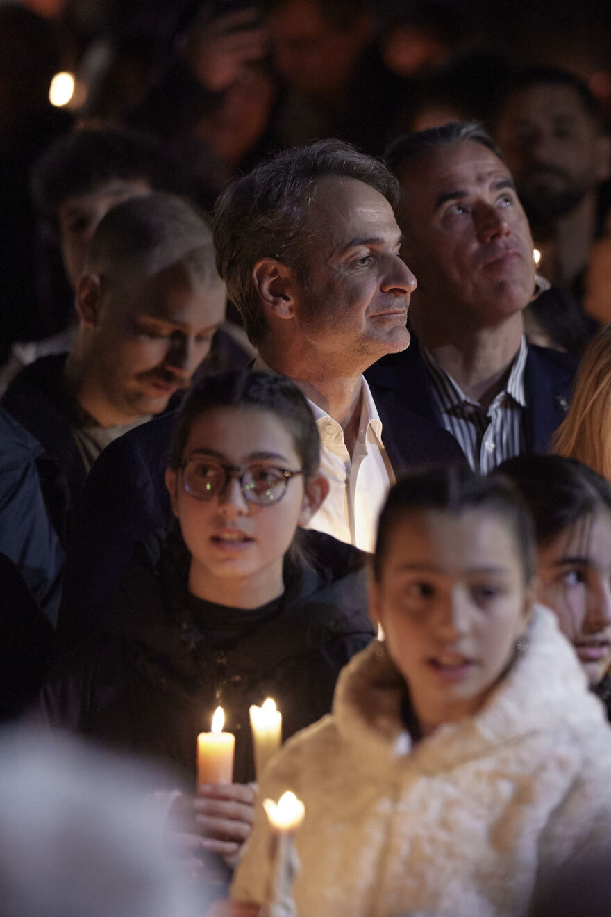Στις Κορακιές Χανίων έκανε Ανάσταση ο Κυριάκος Μητσοτάκης με τη σύζυγό του Μαρέβα, δείτε φωτογραφίες