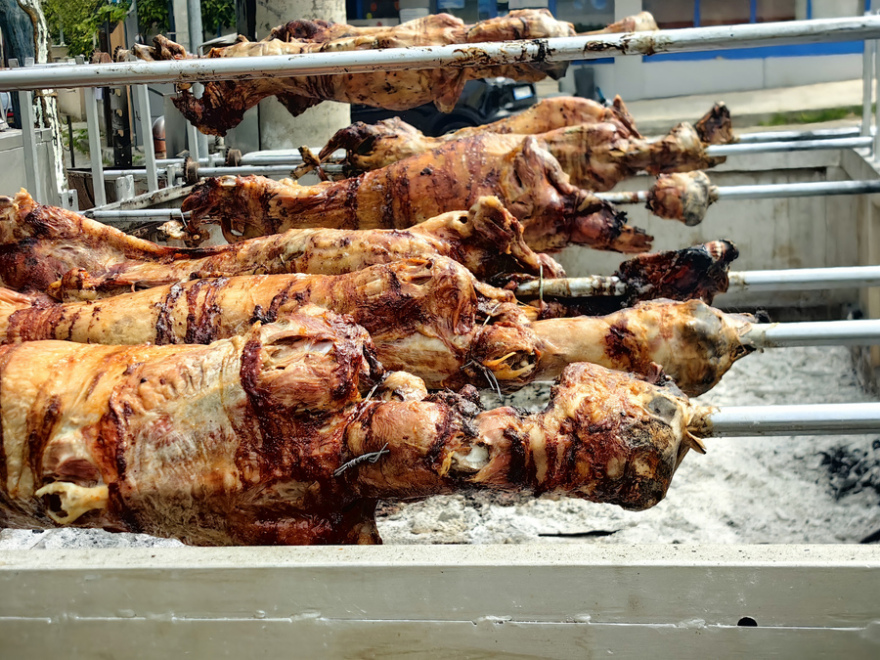 Κυριακή του Πάσχα: Από τα σπιτικά σουβλίσματα μέχρι το μαζικό ψήσιμο στους δρόμους, γιορτινές εικόνες σε όλη την Ελλάδα