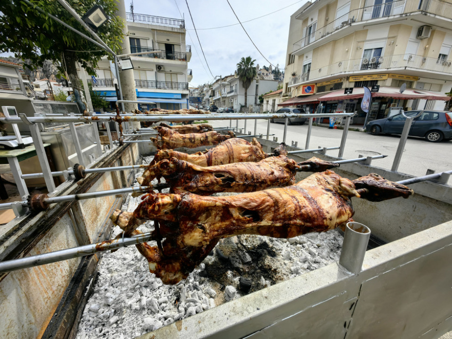 Κυριακή του Πάσχα: Από τα σπιτικά σουβλίσματα μέχρι το μαζικό ψήσιμο στους δρόμους, γιορτινές εικόνες σε όλη την Ελλάδα