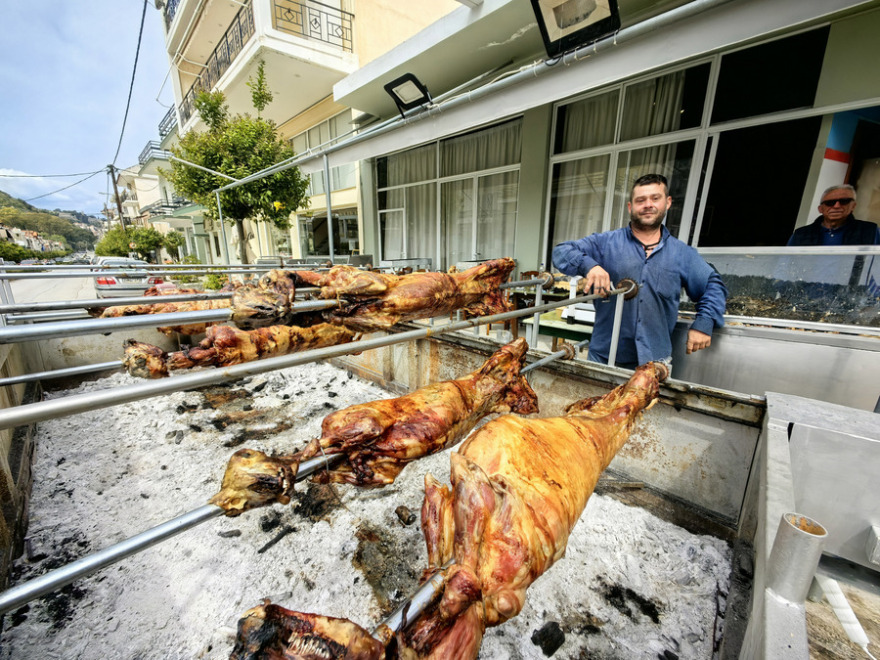 Κυριακή του Πάσχα: Από τα σπιτικά σουβλίσματα μέχρι το μαζικό ψήσιμο στους δρόμους, γιορτινές εικόνες σε όλη την Ελλάδα