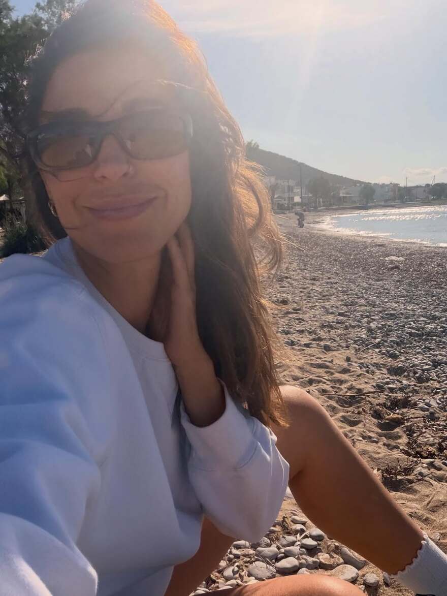 Η Κατερίνα Παπουτσάκη πόζαρε με μαγιό σε παραλία στο Αγκίστρι
