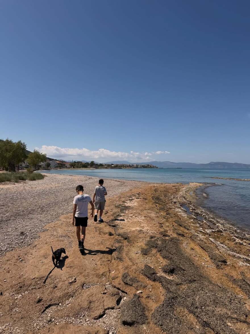 Η Κατερίνα Παπουτσάκη πόζαρε με μαγιό σε παραλία στο Αγκίστρι
