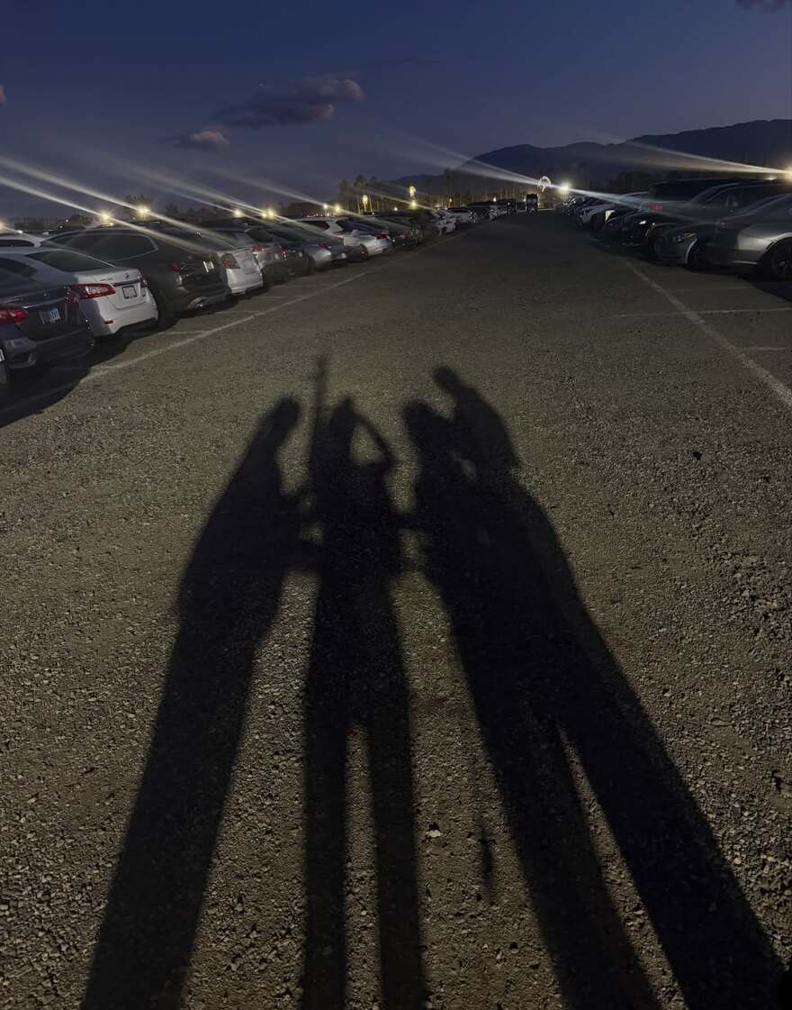 Η Κέιτ Κάσιντι με μίνι φούστα και αποκαλυπτικό τοπ στο Coachella
