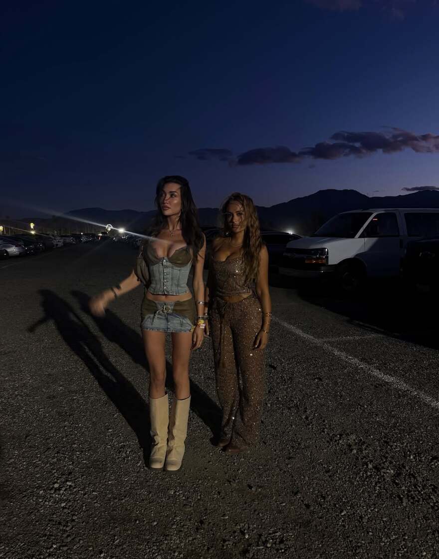 Η Κέιτ Κάσιντι με μίνι φούστα και αποκαλυπτικό τοπ στο Coachella
