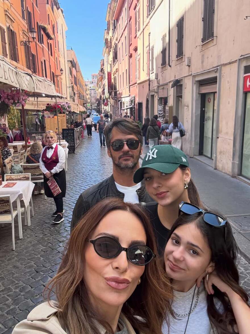 Η Μπέττυ Μαγγίρα ανέβασε φωτογραφίες από την απόδραση στη Ρώμη με την οικογένειά της
