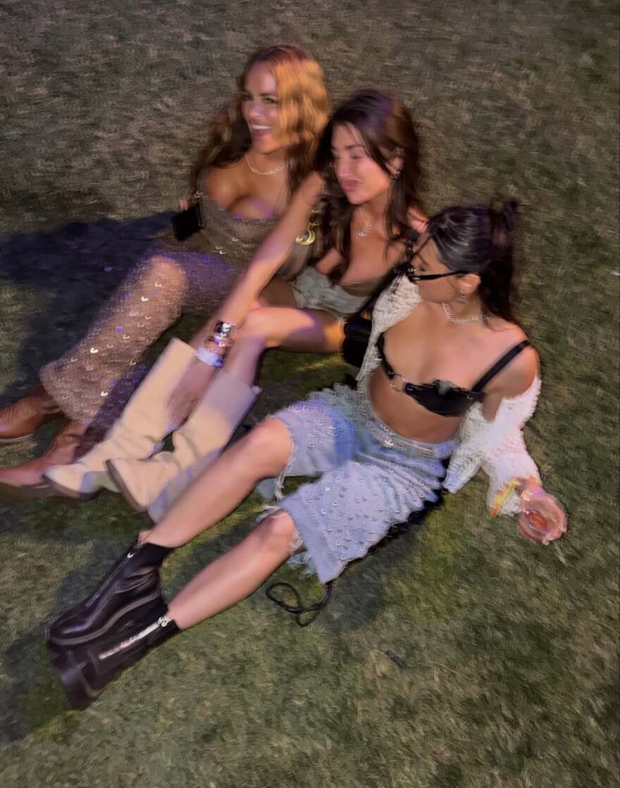 Η Κέιτ Κάσιντι με μίνι φούστα και αποκαλυπτικό τοπ στο Coachella
