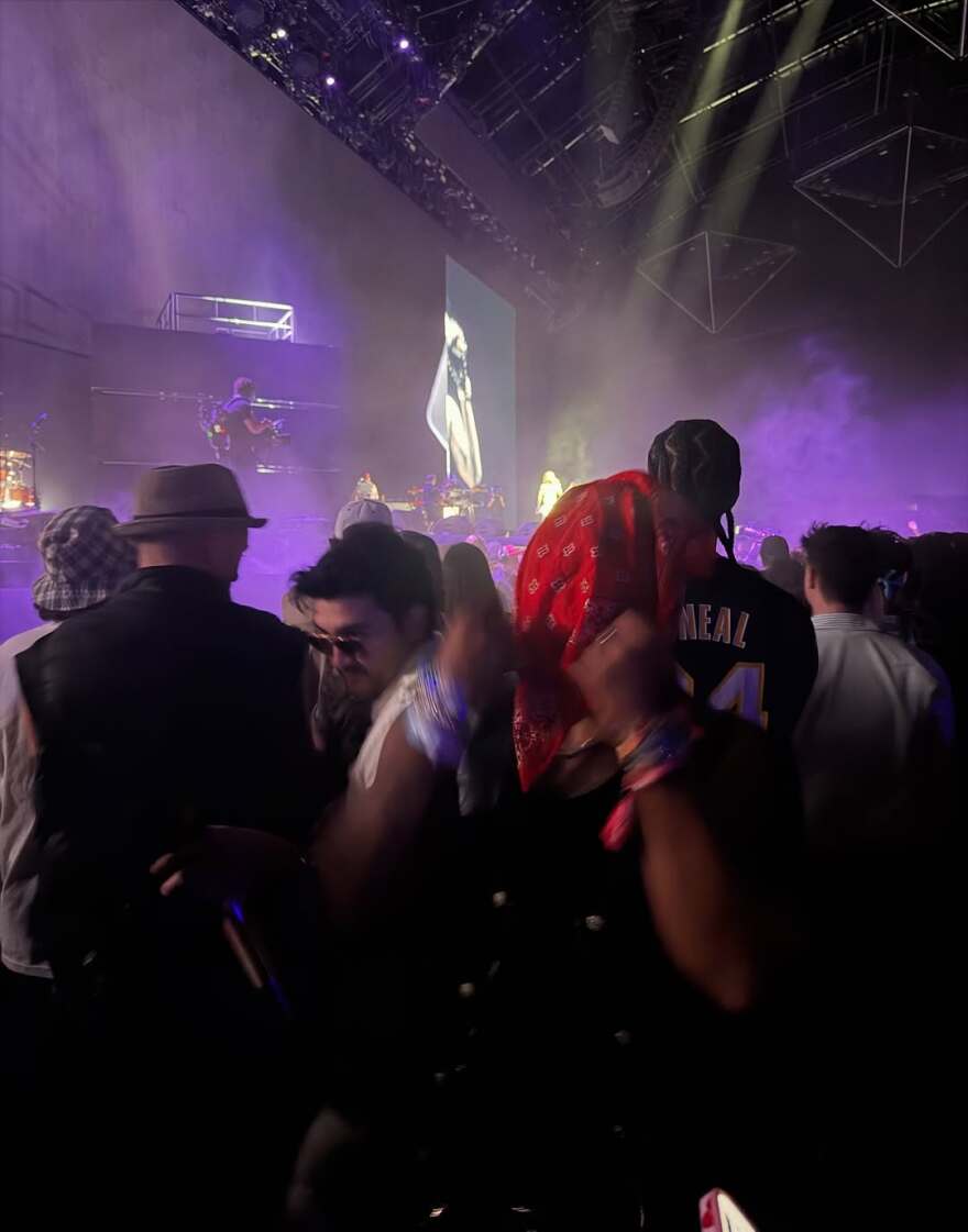 Η Κέιτ Κάσιντι με μίνι φούστα και αποκαλυπτικό τοπ στο Coachella
