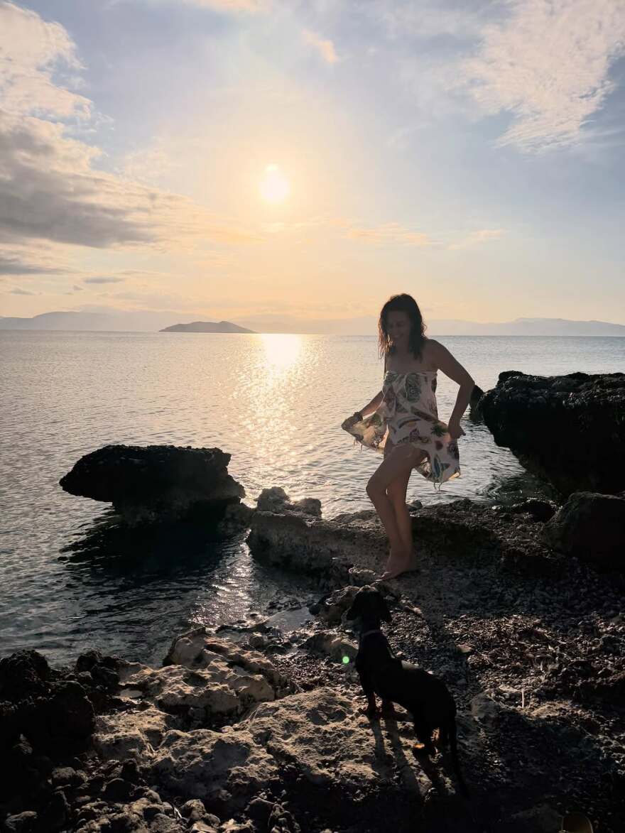 Η Κατερίνα Παπουτσάκη πόζαρε με μαγιό σε παραλία στο Αγκίστρι
