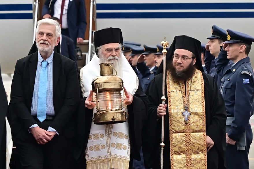 Με λαμπρότητα το «Χριστός Ανέστη» σε όλη τη χώρα: Το μήνυμα Ιερωνύμου για ελπίδα και ειρήνη, δείτε την ακολουθία