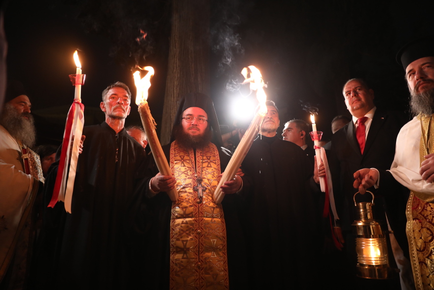 Με λαμπρότητα το «Χριστός Ανέστη» σε όλη τη χώρα: Το μήνυμα Ιερωνύμου για ελπίδα και ειρήνη, δείτε βίντεο και φωτογραφίες