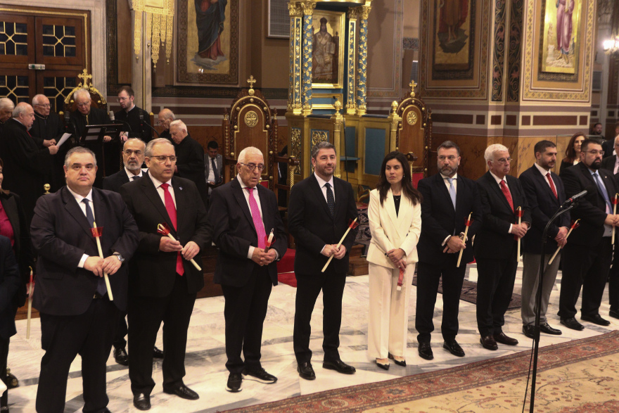 Με λαμπρότητα το «Χριστός Ανέστη» σε όλη τη χώρα: Το μήνυμα Ιερωνύμου για ελπίδα και ειρήνη, δείτε βίντεο και φωτογραφίες