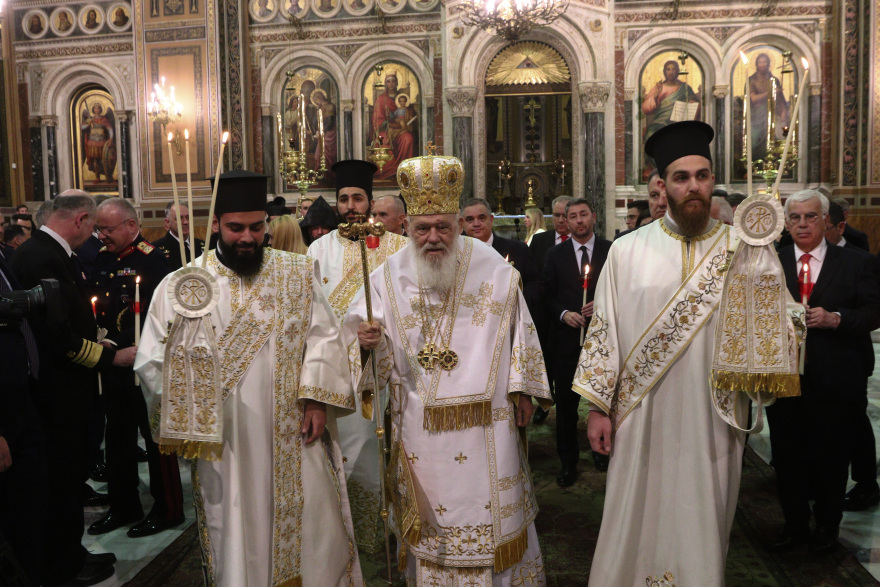 Με λαμπρότητα το «Χριστός Ανέστη» σε όλη τη χώρα: Το μήνυμα Ιερωνύμου για ελπίδα και ειρήνη, δείτε βίντεο και φωτογραφίες