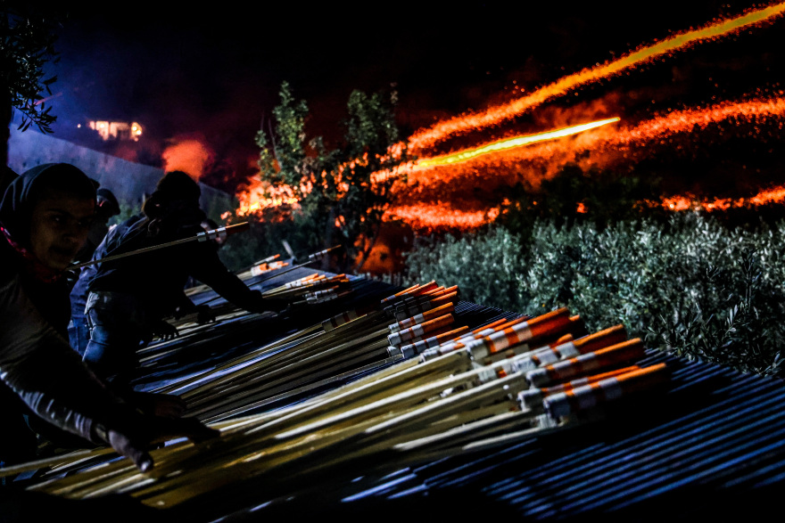 Μαγευτικές εικόνες στον Βροντάδο της Χίου, ο ρουκετοπόλεμος εντυπωσίασε ντόπιους και τουρίστες, δείτε βίντεο