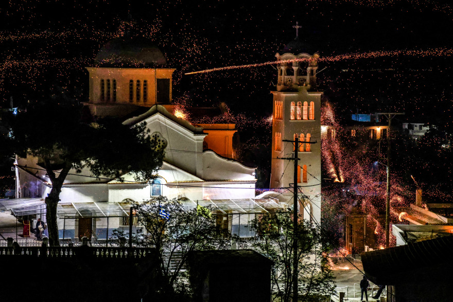 Μαγευτικές εικόνες στον Βροντάδο της Χίου, ο ρουκετοπόλεμος εντυπωσίασε ντόπιους και τουρίστες, δείτε βίντεο