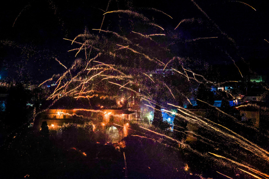 Μαγευτικές εικόνες στον Βροντάδο της Χίου, ο ρουκετοπόλεμος εντυπωσίασε ντόπιους και τουρίστες, δείτε βίντεο