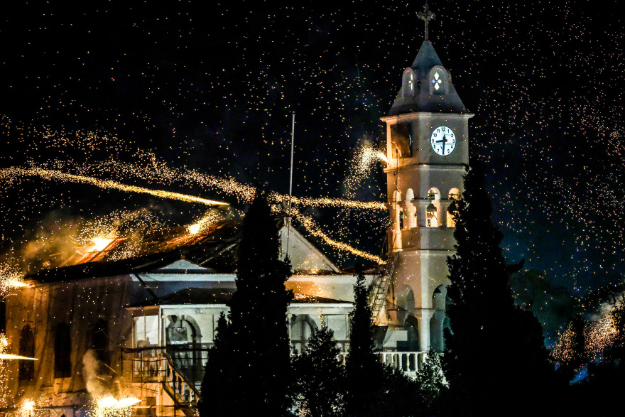 Μαγευτικές εικόνες στον Βροντάδο της Χίου, ο ρουκετοπόλεμος εντυπωσίασε ντόπιους και τουρίστες, δείτε βίντεο