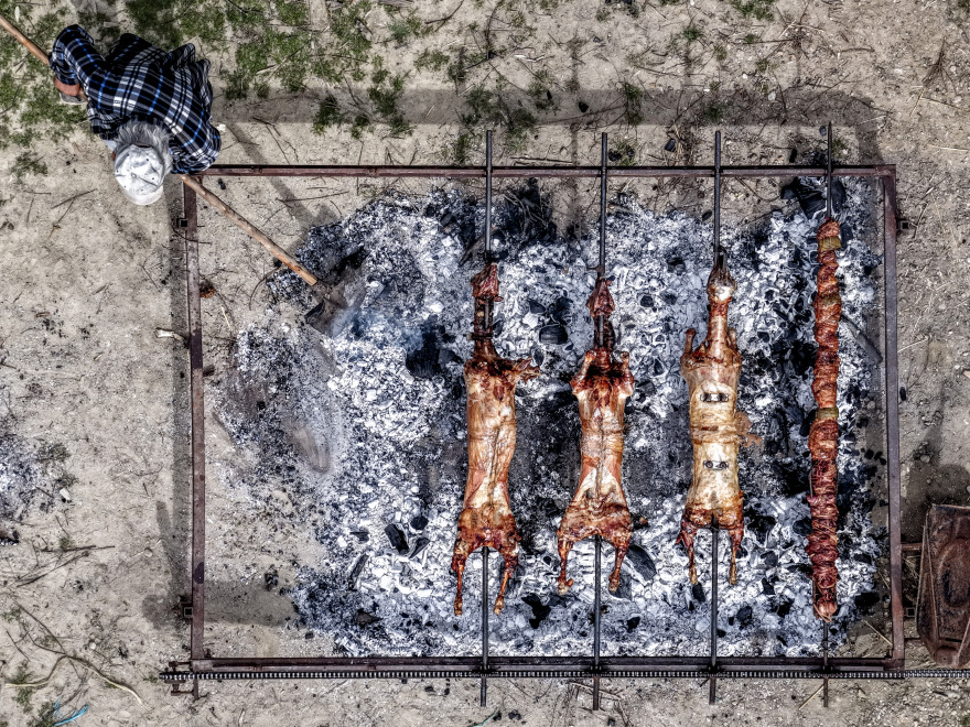 Κυριακή του Πάσχα: Από τα σπιτικά σουβλίσματα μέχρι το μαζικό ψήσιμο στους δρόμους, γιορτινές εικόνες σε όλη την Ελλάδα