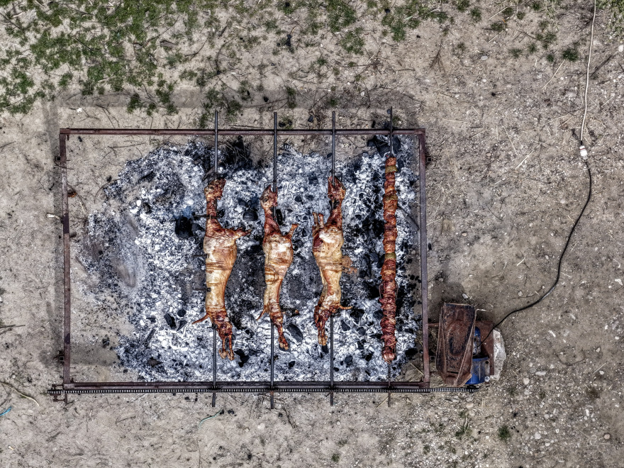 Κυριακή του Πάσχα: Από τα σπιτικά σουβλίσματα μέχρι το μαζικό ψήσιμο στους δρόμους, γιορτινές εικόνες σε όλη την Ελλάδα