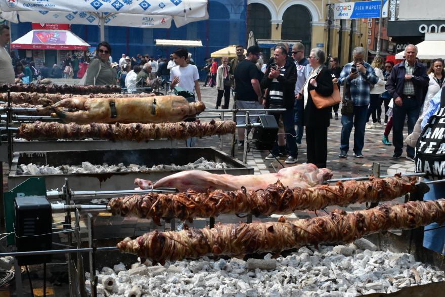 Κυριακή του Πάσχα: Από τα σπιτικά σουβλίσματα μέχρι το μαζικό ψήσιμο στους δρόμους, γιορτινές εικόνες σε όλη την Ελλάδα