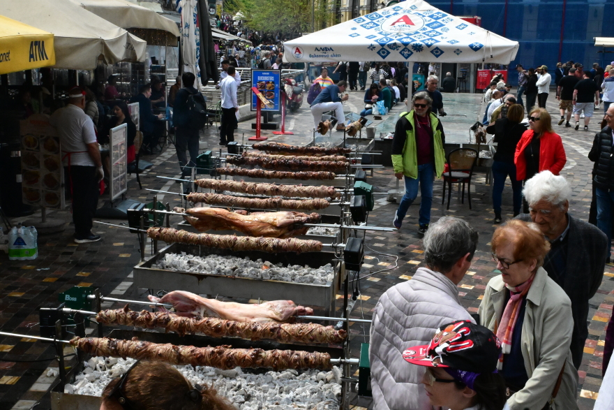 Κυριακή του Πάσχα: Από τα σπιτικά σουβλίσματα μέχρι το μαζικό ψήσιμο στους δρόμους, γιορτινές εικόνες σε όλη την Ελλάδα